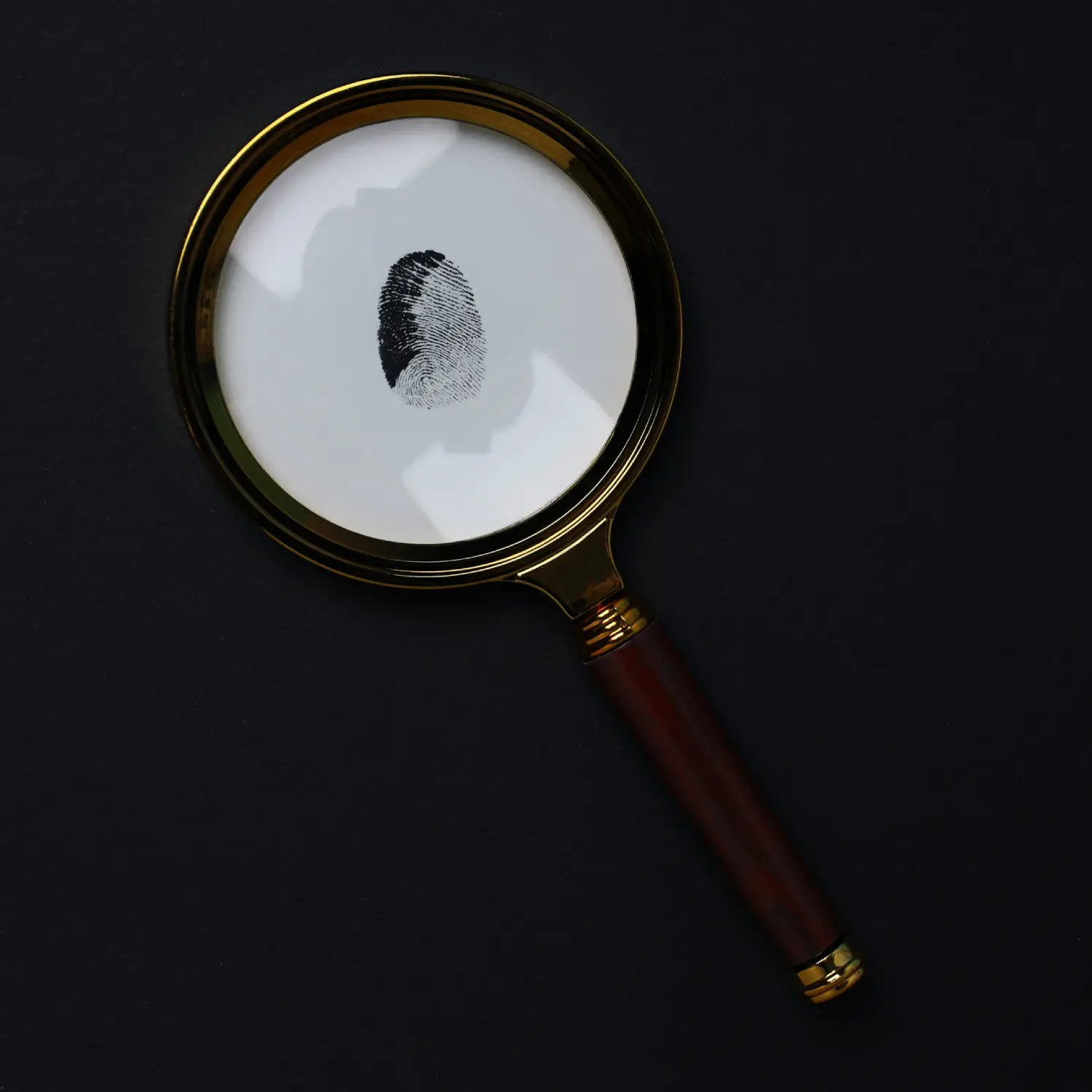 magnifying-glass-with-fingerprints-dark-background magnifying-glass-with-fingerprints-dark-background
